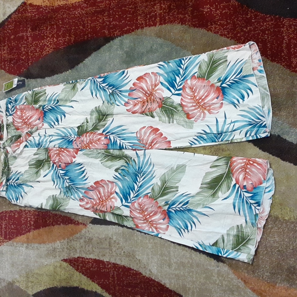 Wide leg floral pant, tie at the waist